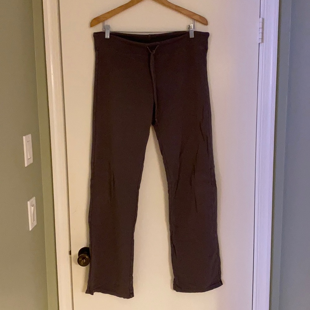 Size M long comfy pants. Has a drawstring, no elastic.